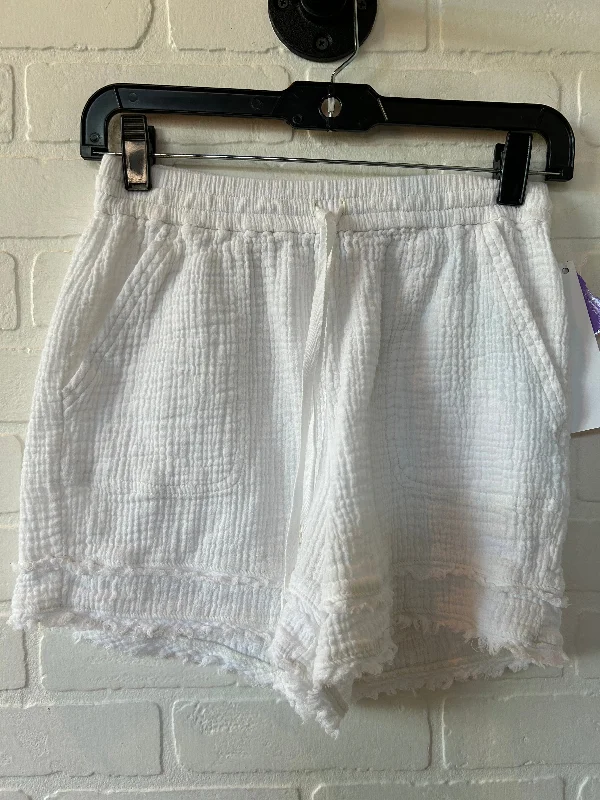 women's multi-pocket shortsWhite Shorts Saturday/sunday, Size 0