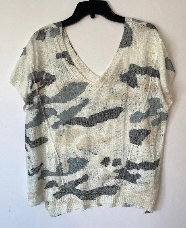 women's tops for those who want to create stylish and put-together outfits without spending a fortuneTop Short Sleeve By Pol In Camouflage Print, Size: S